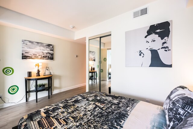 クイックステイ - ヨークビル ドリーム (ヤング & ブロアー)