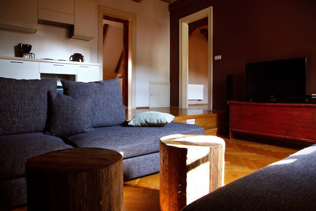 スリー ゴールデン クラウンズ アパートメンツ