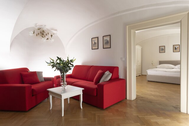 スリー ゴールデン クラウンズ アパートメンツ