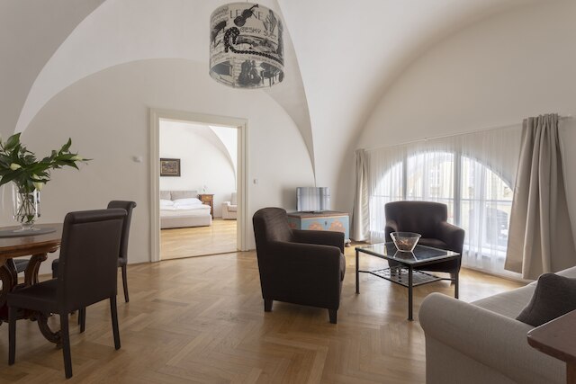 スリー ゴールデン クラウンズ アパートメンツ