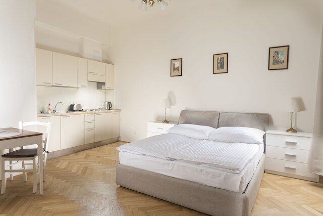 スリー ゴールデン クラウンズ アパートメンツ