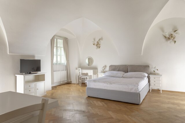 スリー ゴールデン クラウンズ アパートメンツ