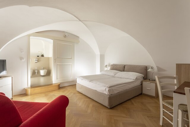 スリー ゴールデン クラウンズ アパートメンツ