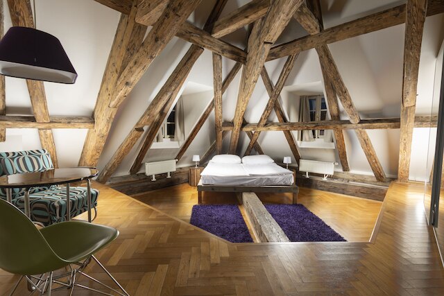 スリー ゴールデン クラウンズ アパートメンツ