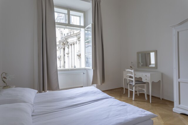 スリー ゴールデン クラウンズ アパートメンツ