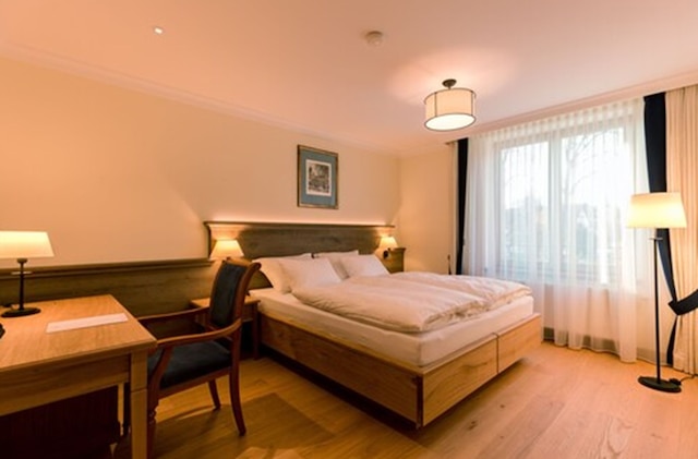 ホテル & ガストシュテッテ ツム エルディンガー ヴァイスブロイ