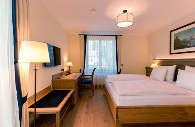 ホテル & ガストシュテッテ ツム エルディンガー ヴァイスブロイ