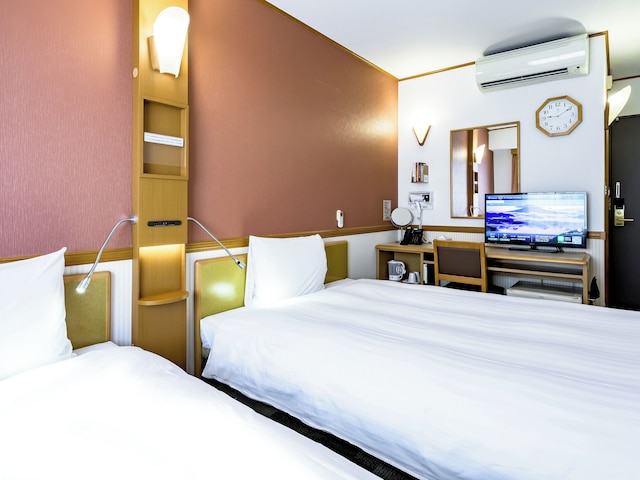 東横 INN 高崎駅西口 1