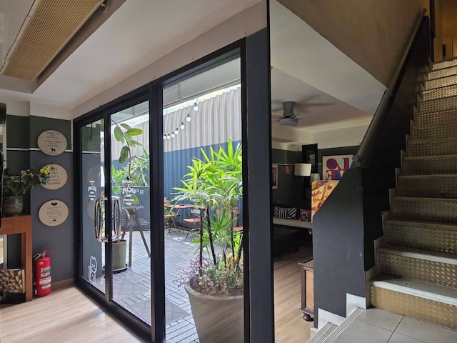 サムウェア トゥ エスケープ - ホームテル