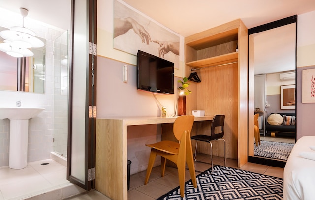 サムウェア トゥ エスケープ - ホームテル