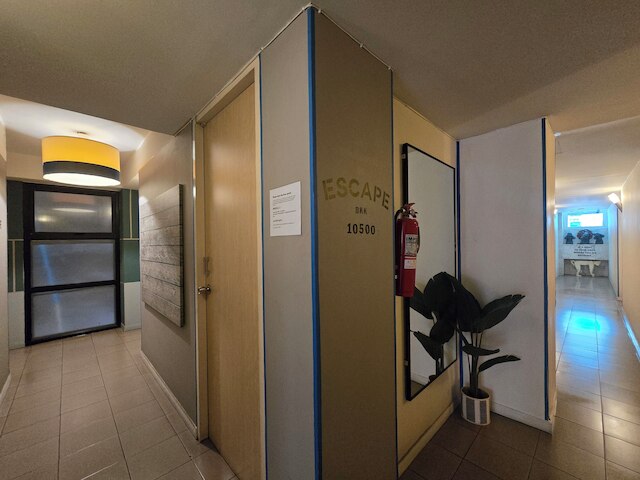 サムウェア トゥ エスケープ - ホームテル