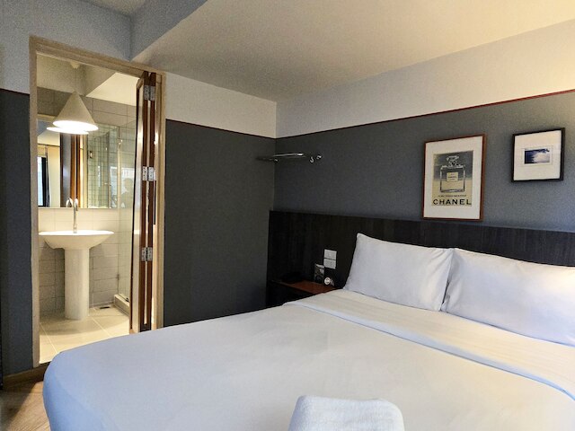 サムウェア トゥ エスケープ - ホームテル