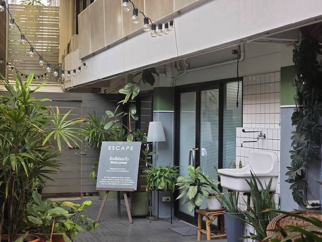 サムウェア トゥ エスケープ - ホームテル