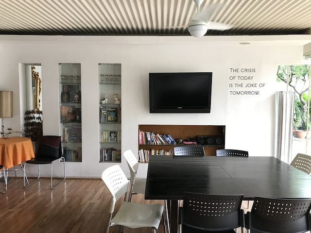 サトーン テラス アパートメント