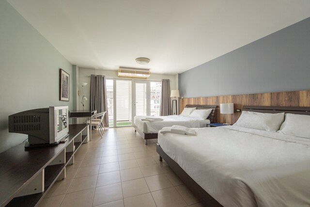 サトーン テラス アパートメント