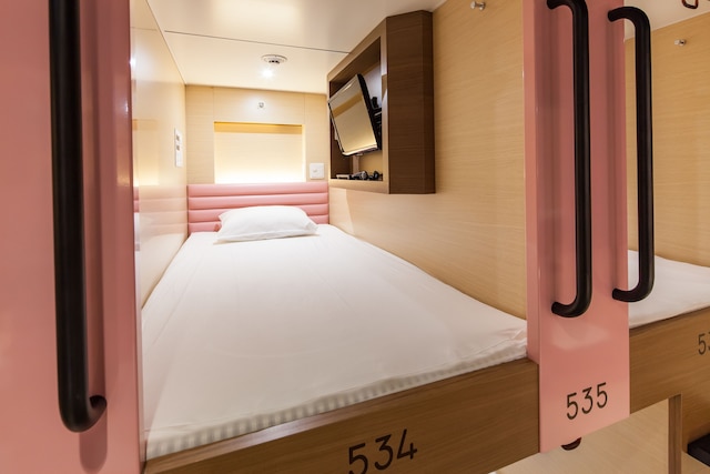 ワイズキャビン大阪難波