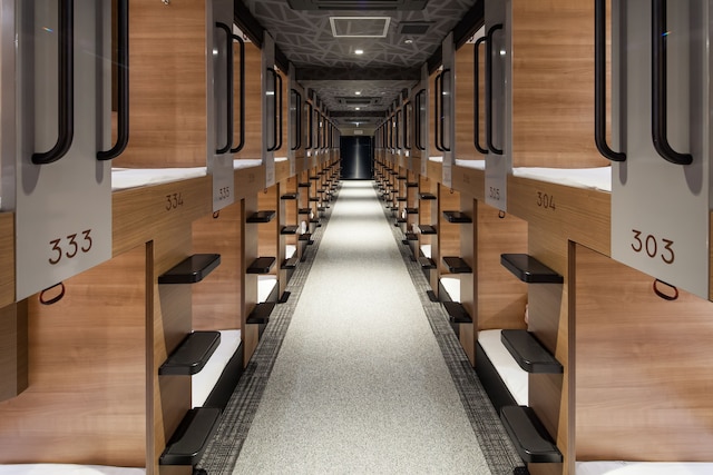 ワイズキャビン大阪難波