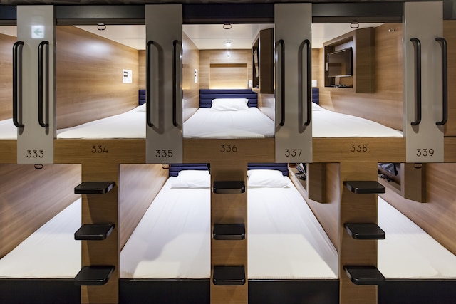 ワイズキャビン大阪難波