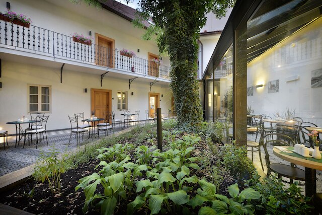 ホテル アット ザ ホワイト リリー