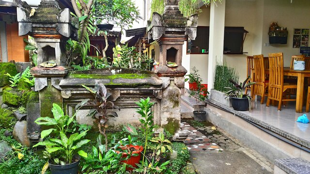 ニョマン バドリ ホームステイ