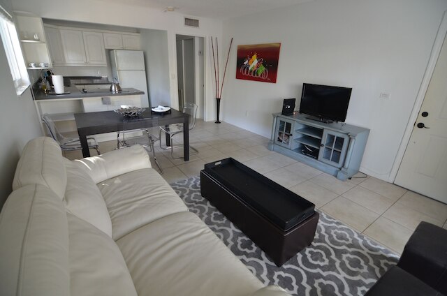 リビエラ ラグジュアリー リビング ココナッツ グローブ