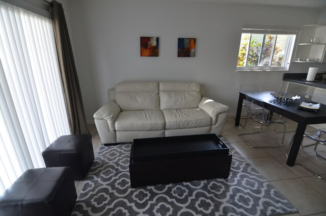 リビエラ ラグジュアリー リビング ココナッツ グローブ