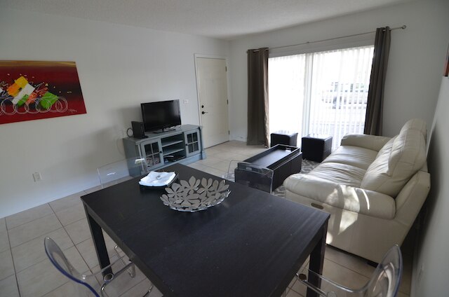 リビエラ ラグジュアリー リビング ココナッツ グローブ