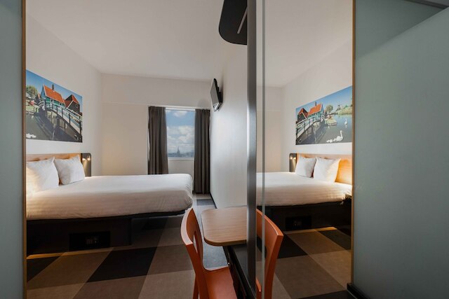 イージーホテル アムステルダム ザーンダム