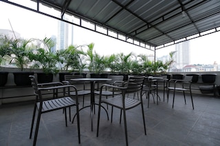 レッドドアーズ プラス ニア プラザ インドネシア