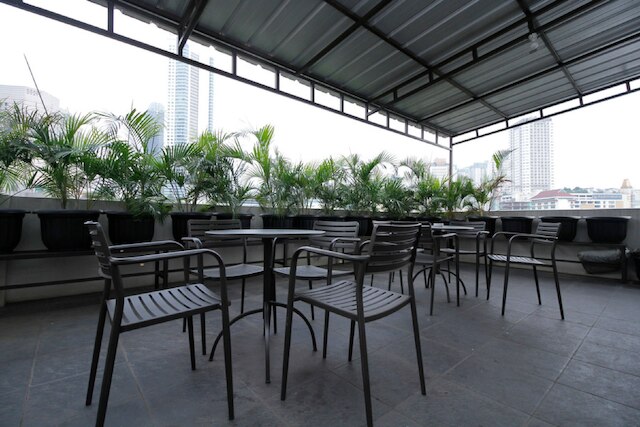 レッドドアーズ プラス ニア プラザ インドネシア