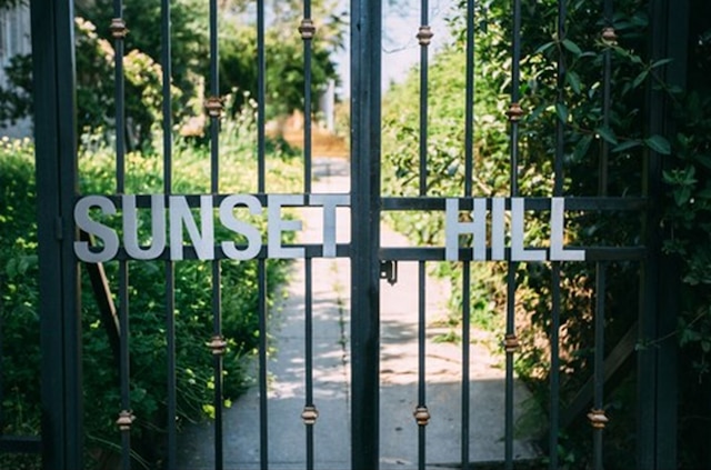 ヌーン オン サンセット ヒル