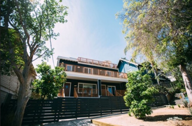 ヌーン オン サンセット ヒル