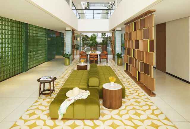 クレオ スミニャック, パート オブ ジョイ ド ヴィーヴル by Hyatt