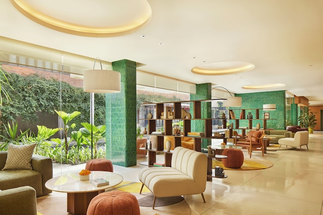 クレオ スミニャック, パート オブ ジョイ ド ヴィーヴル by Hyatt