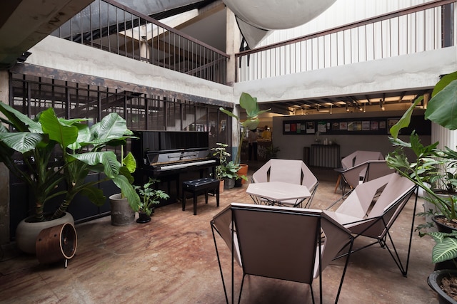 サンダー バード ホステル