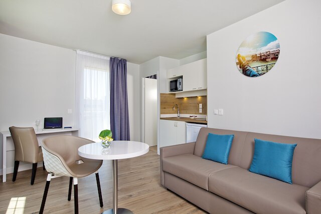 レジドーム パリ ガール ドゥ リヨン - ジャクリーヌ ドゥ ロミリ