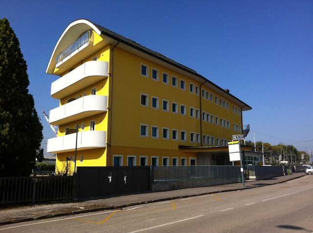 ホテル アルヴェリ