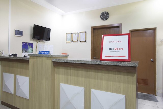 レッドドアーズ プラス ニア スタディオン マンダラ クリダ