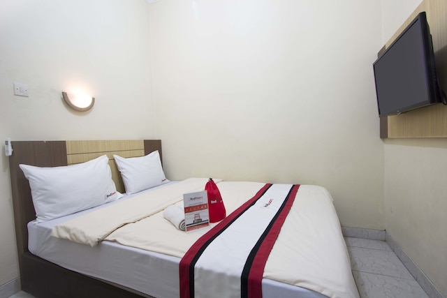 レッドドアーズ プラス ニア スタディオン マンダラ クリダ