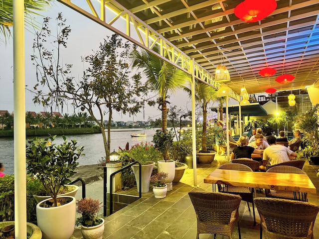 リバーサイド ホワイトハウス ブティックホテル