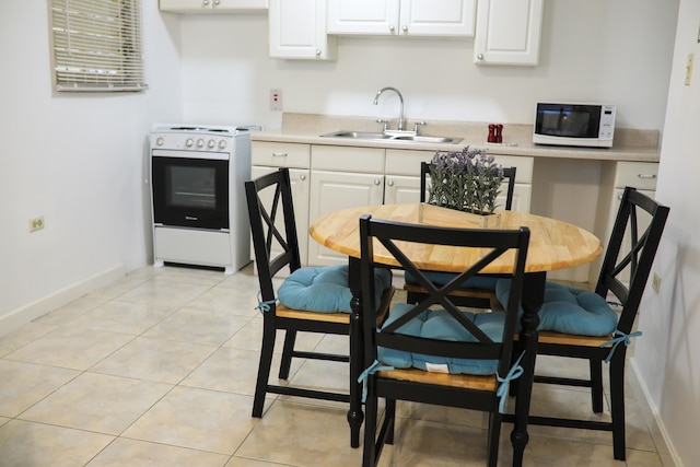 ニュー キングストンズ デラックス アパートメント