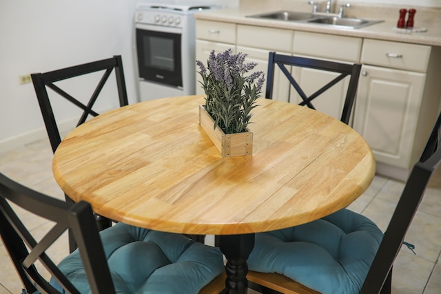 ニュー キングストンズ デラックス アパートメント