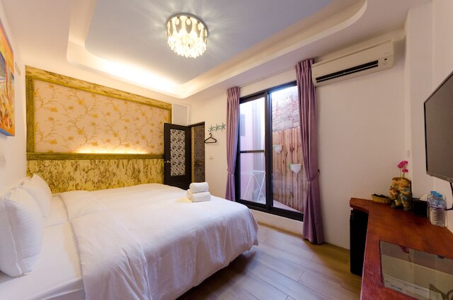 サン シユウン パイ シャオ ニウノ イン (墾丁陽光小棧皮小妞)