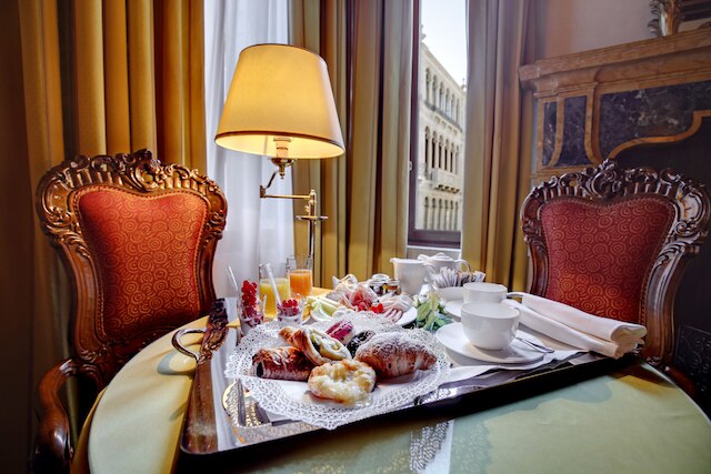 ホテル ドナ パレス