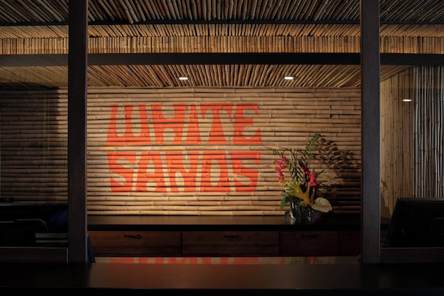 ホワイト サンズ ホテル