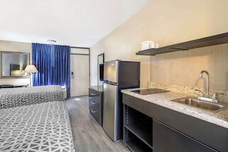 サバーバンスタジオズインターナショナルドライブ