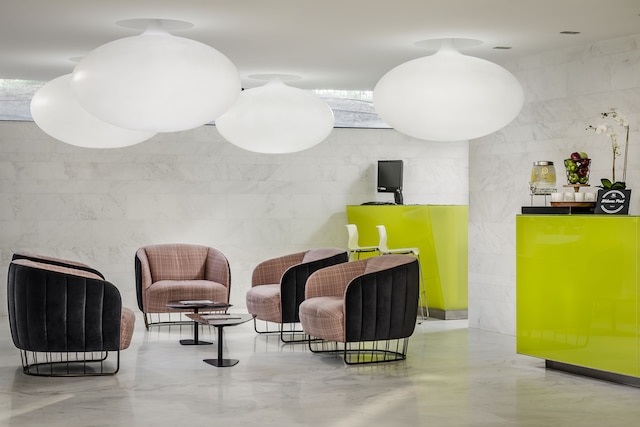 イコニク アングリ