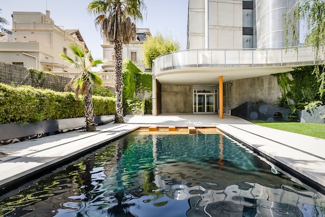 イコニク アングリ