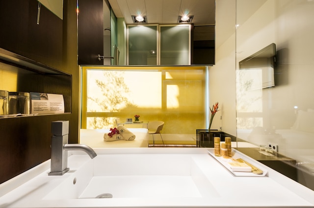 イコニク アングリ