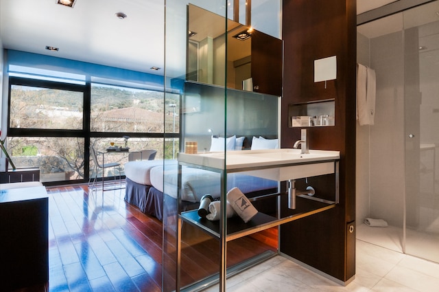 イコニク アングリ